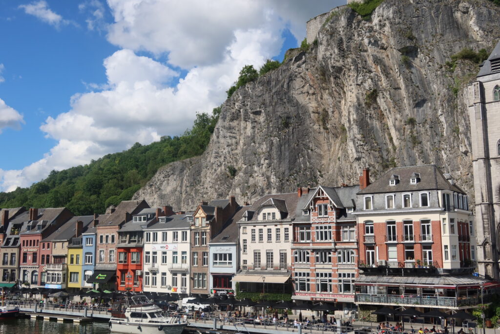 Dinant an der Maas, die Strandpromenade mit den alten Häusern