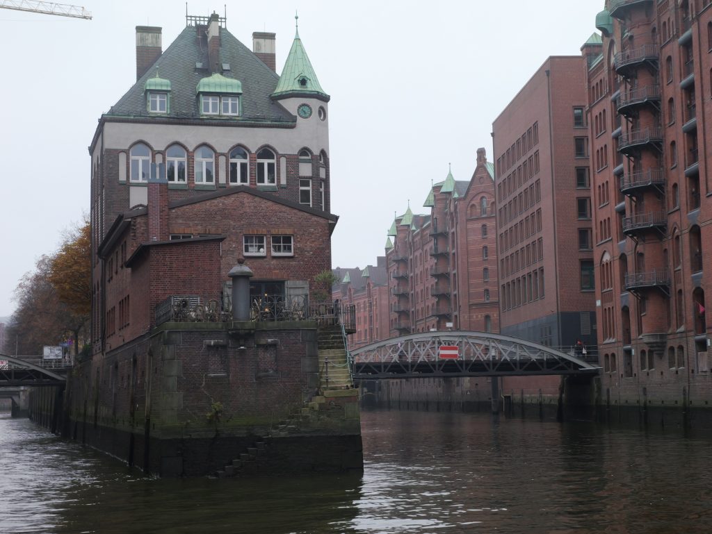 Blick in die Speicherstadt Hamburg von Barkasse aus